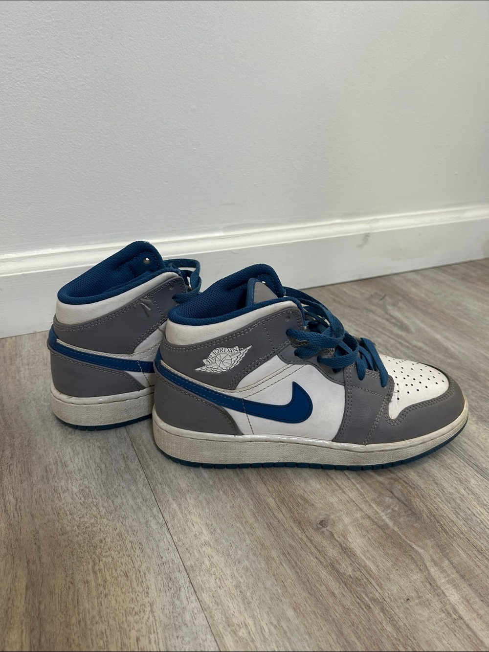 Nike Kids Mid-Top Sneakers in Blue, Gray & White